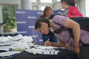 oradores de la audiencia pública registrandose.