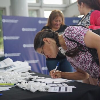 oradores de la audiencia pública registrandose.